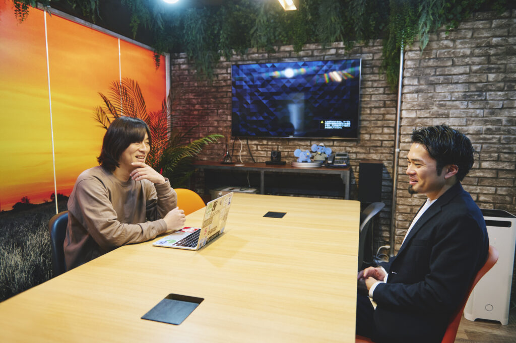 笑顔で対談をする鶴目氏と橋本