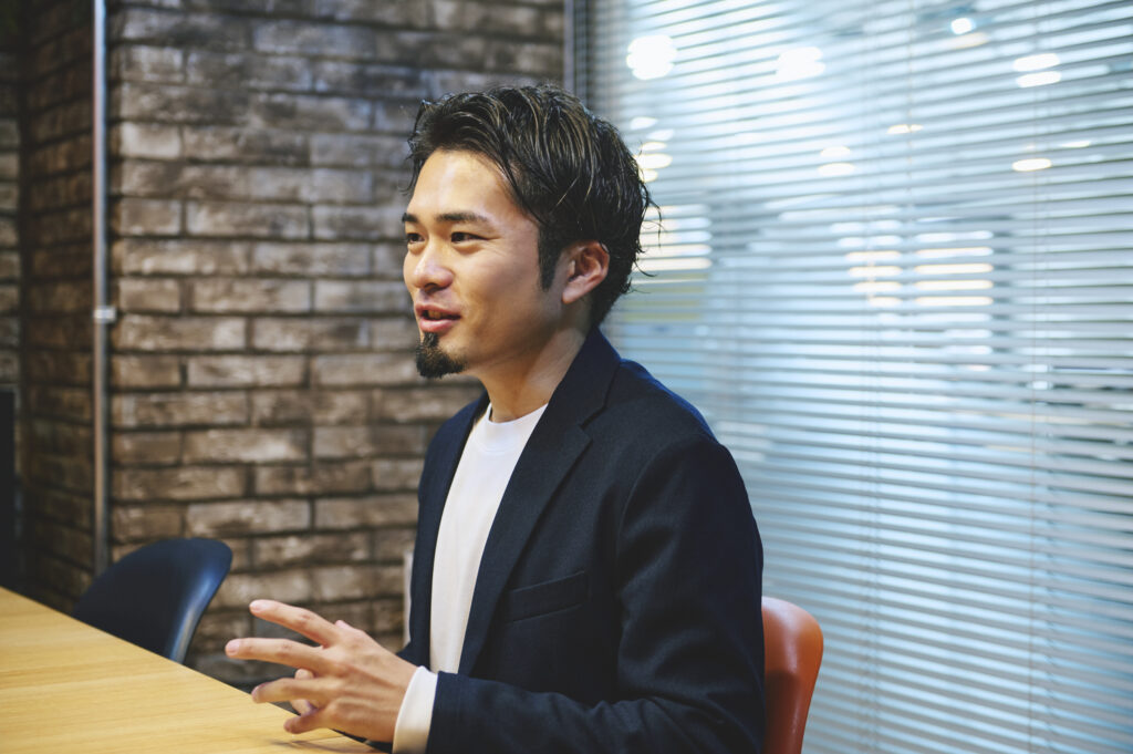 笑顔で会話をする橋本