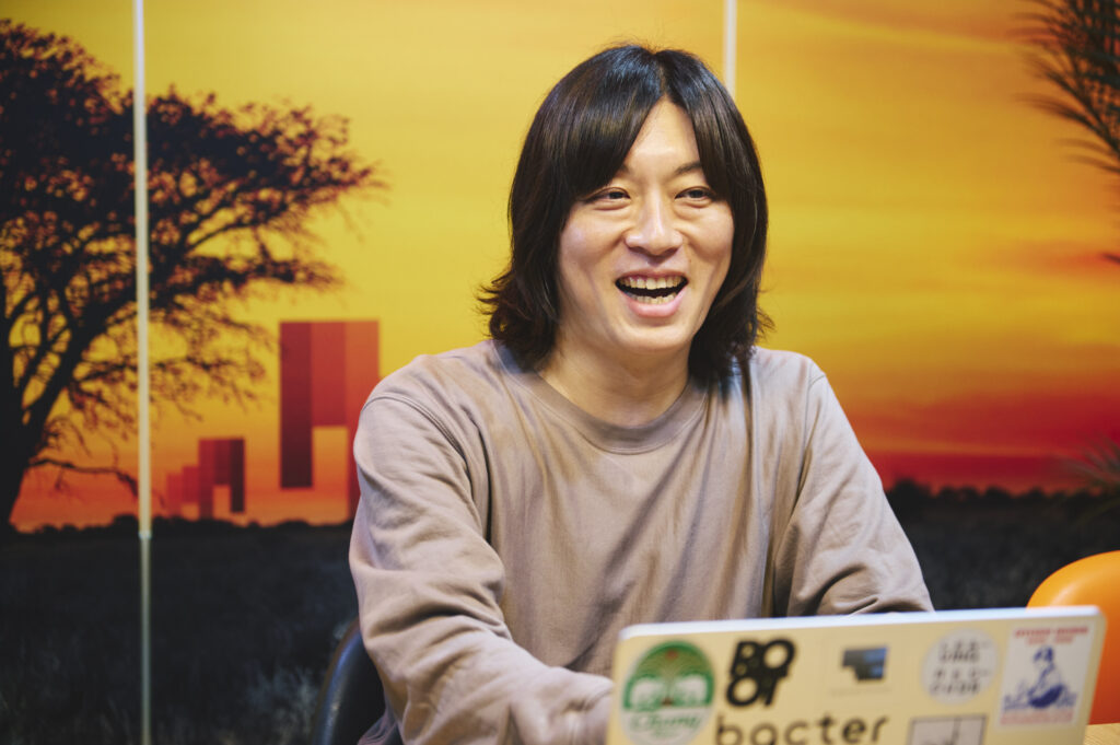 笑顔で会話をする鶴目氏