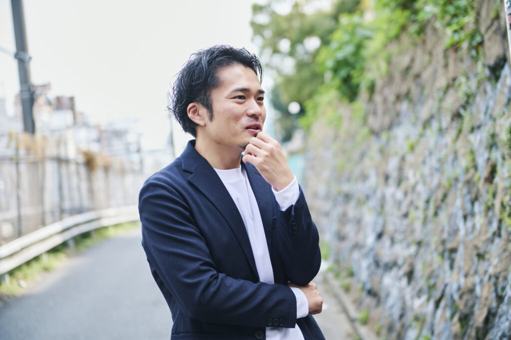 インタビューに答えるJYM橋本