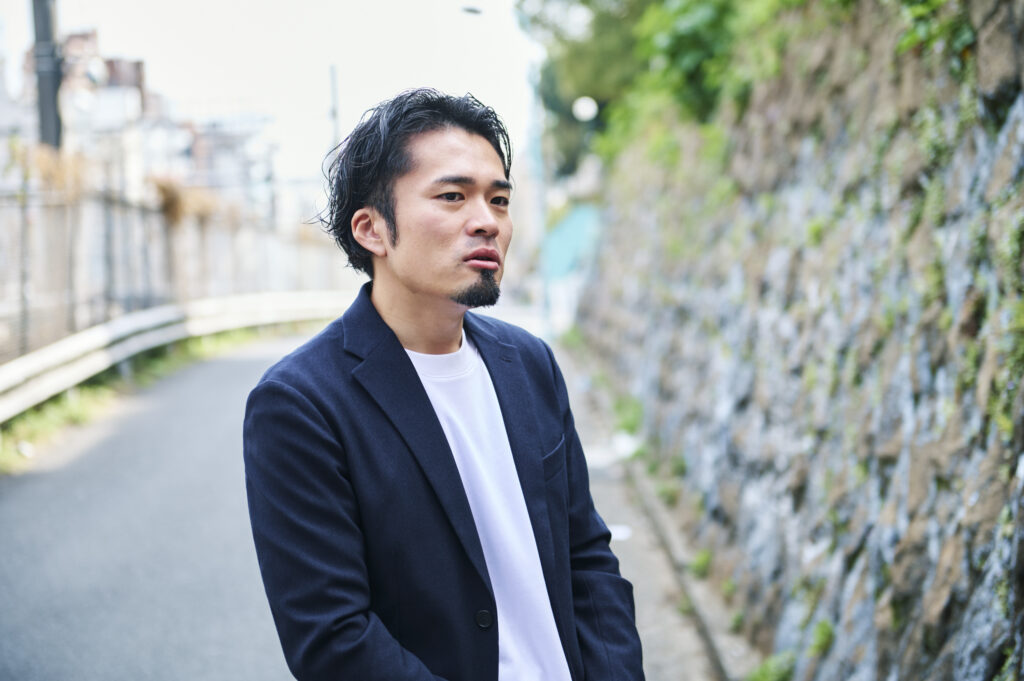 インタビューに答えるJYM橋本