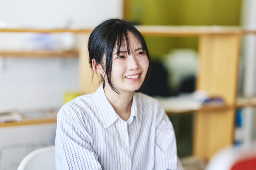 インタビューに答えるJYM中屋