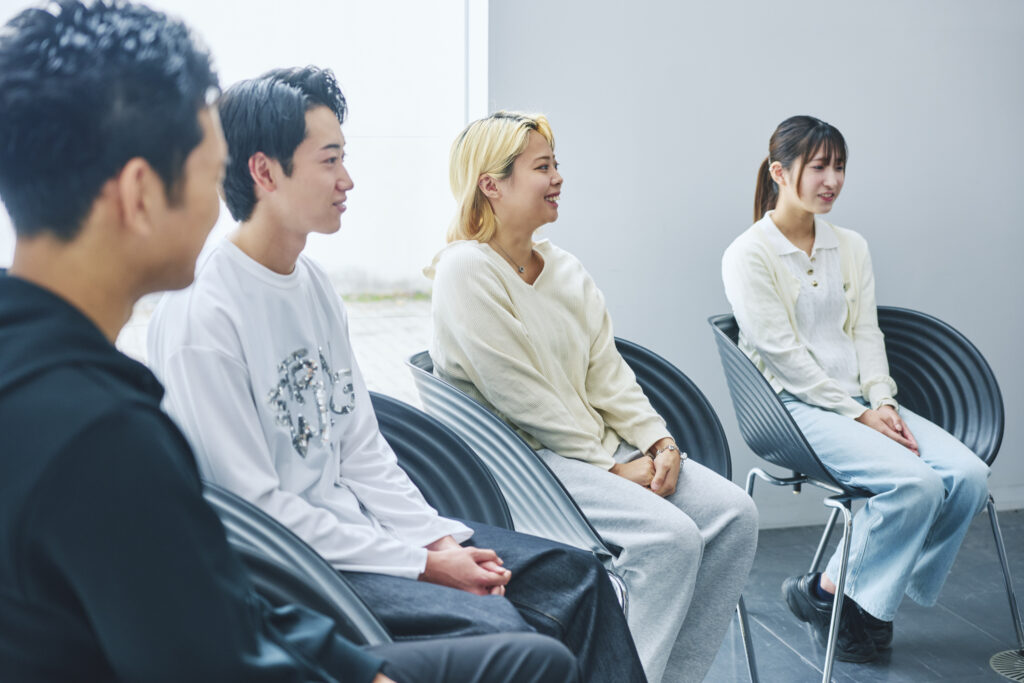 座談会をする学生