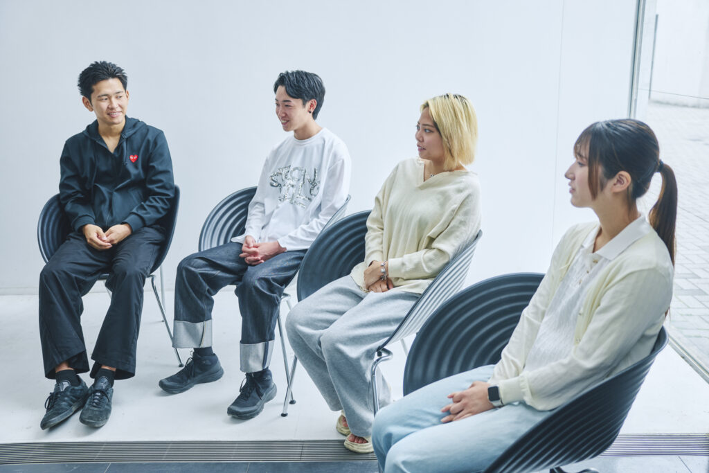 座談会をする学生