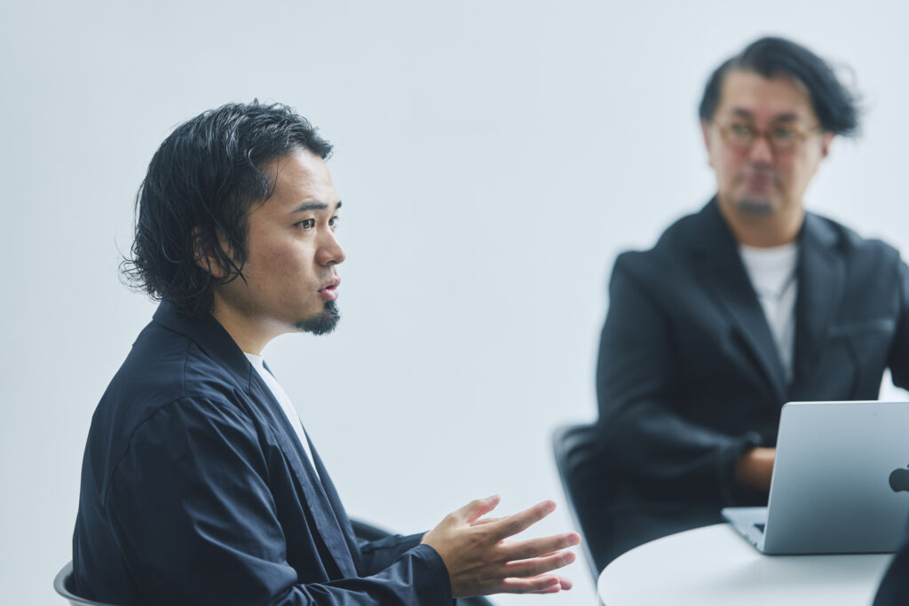 対談をする奥田教授と橋本