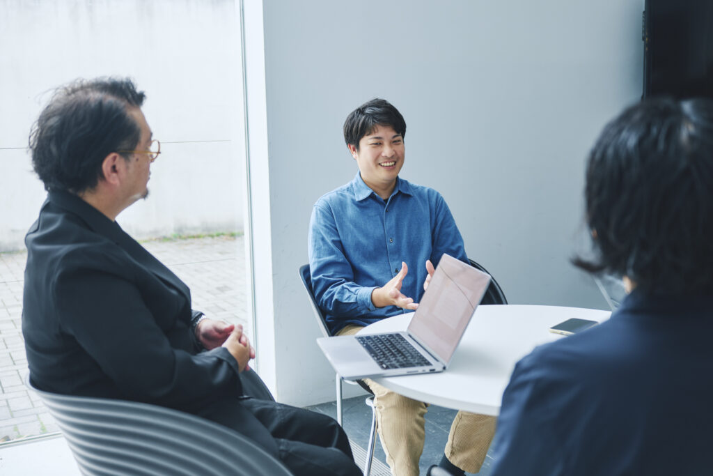 話をするJYM藤瀬