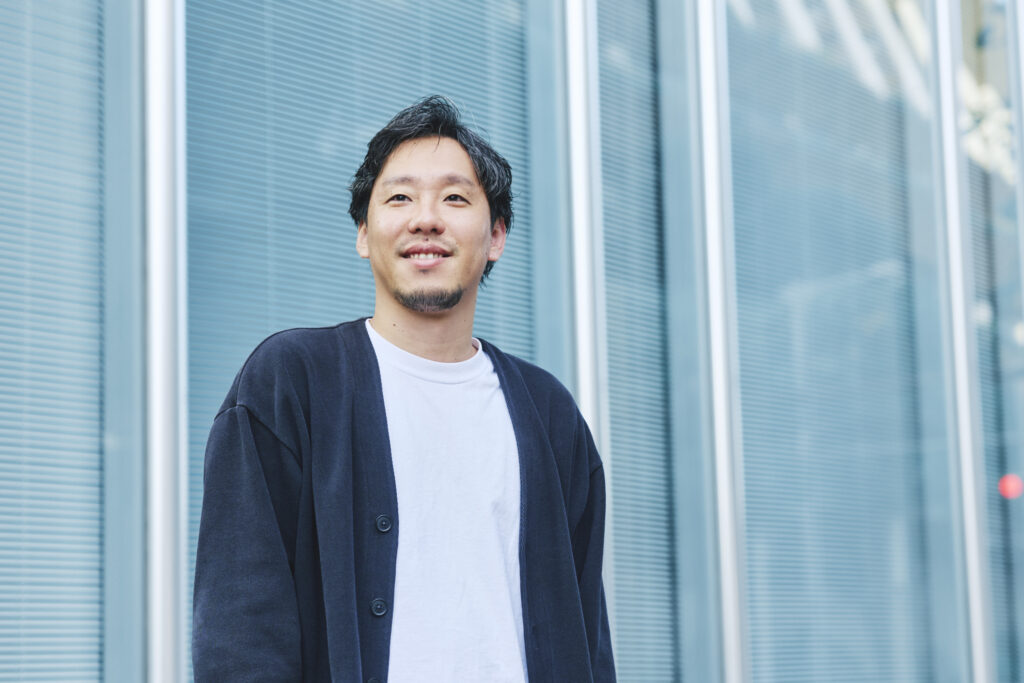 インタビューを受ける山口竜也