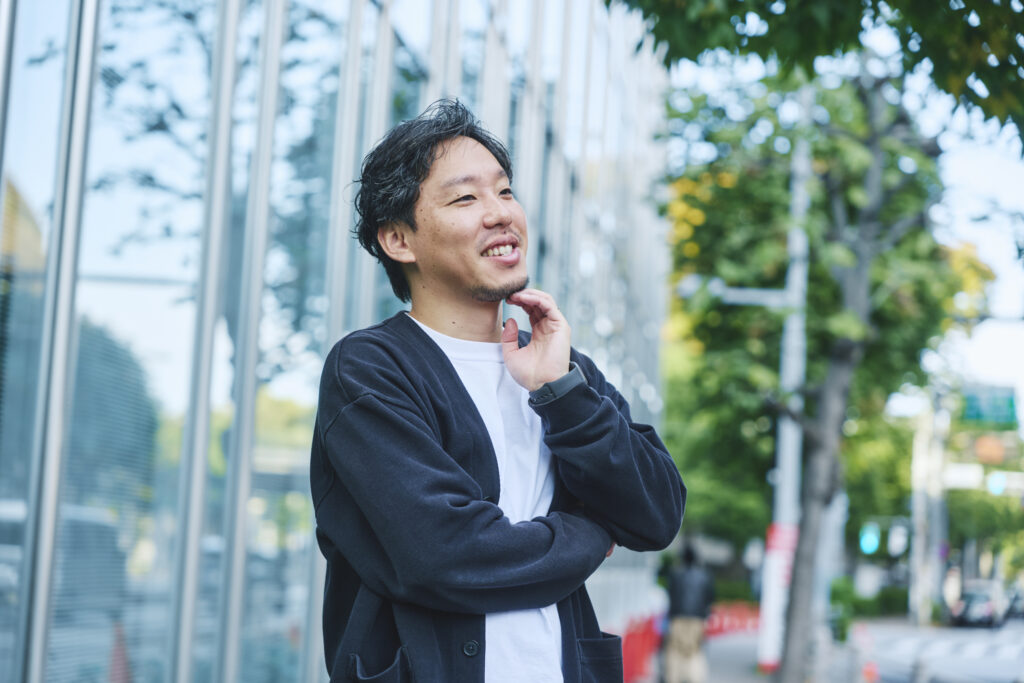 インタビューを受ける山口竜也