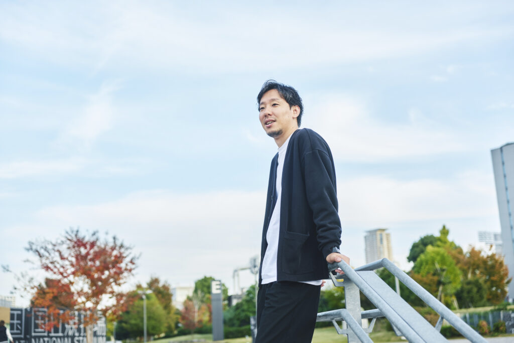 インタビューを受ける山口竜也