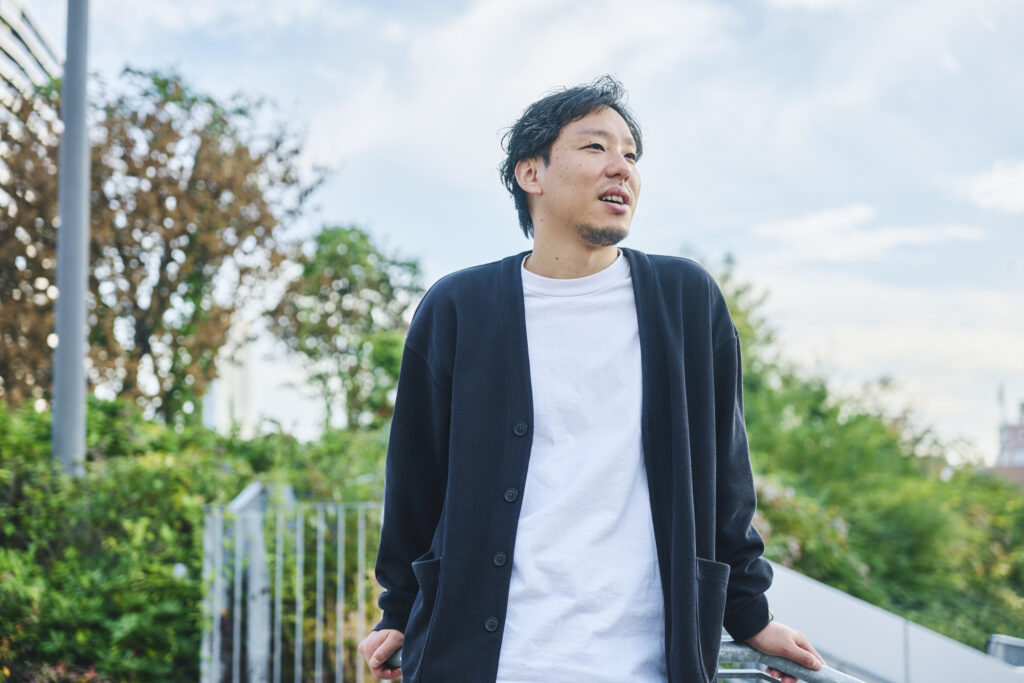 インタビューを受ける山口竜也