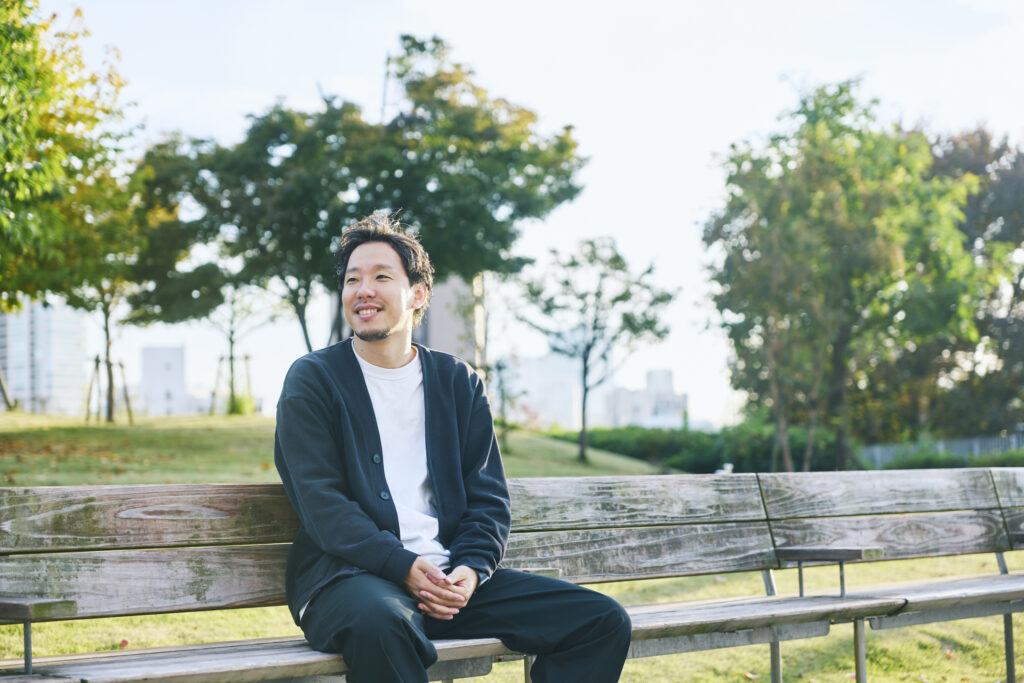 インタビューを受ける山口竜也