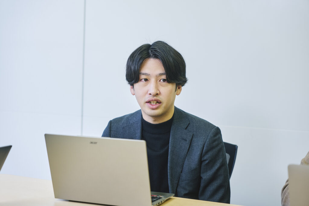 インタビューに応えるJYM木村