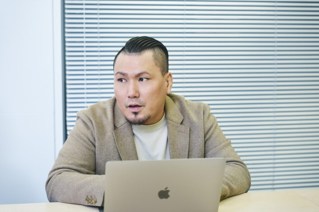 インタビューに応えるjymジョニー