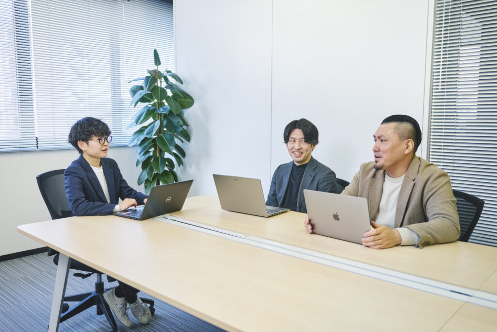 会話をする河崎氏、ジョニー、木村