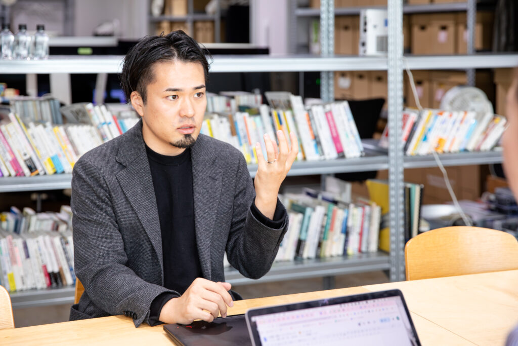 インタビュー取材を受けるJYM橋本