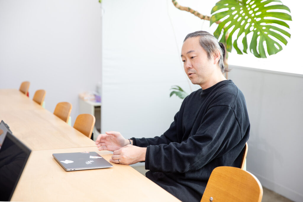 インタビュー取材を受けるアライブ三輪代表