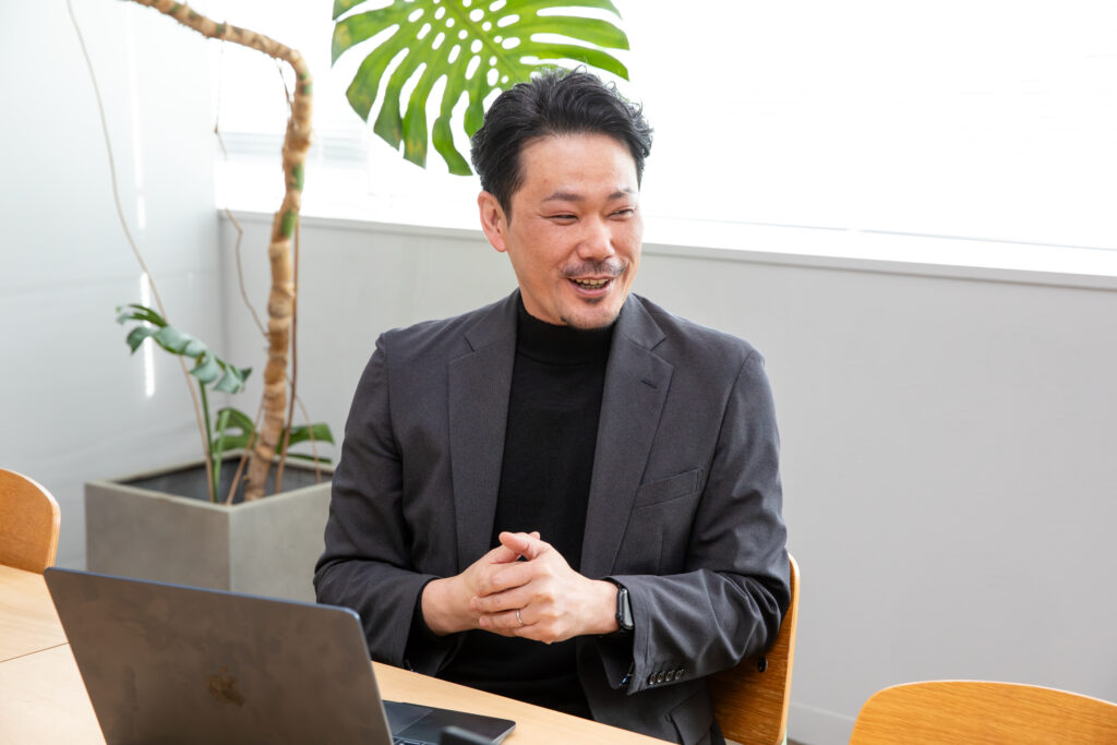 インタビュー取材を受けるアライブ柴田さん