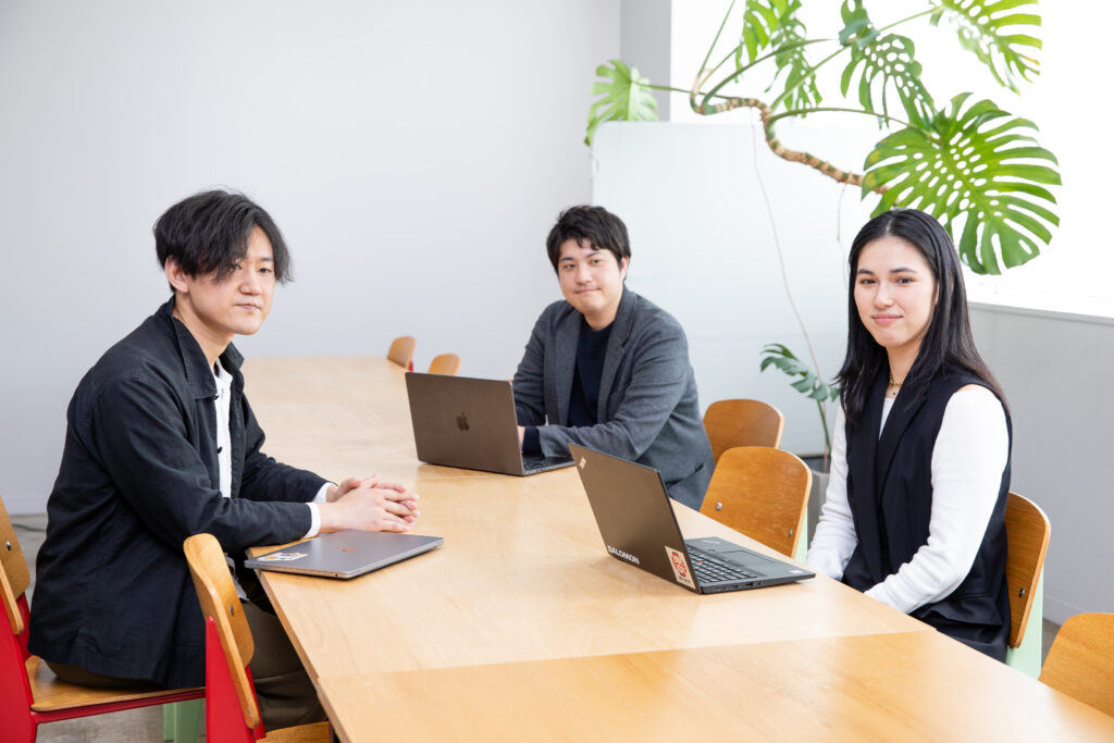 インタビュー取材を受けるJYMメンバーとアライブ伊藤さん