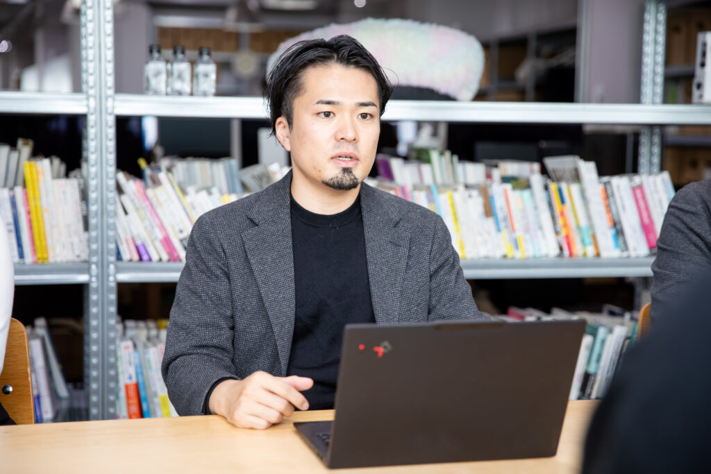 インタビュー取材を受けるJYM橋本
