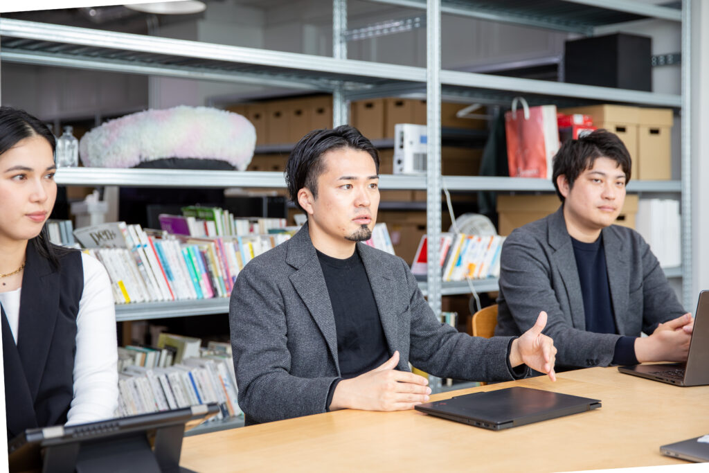 インタビュー取材を受けるJYMメンバー