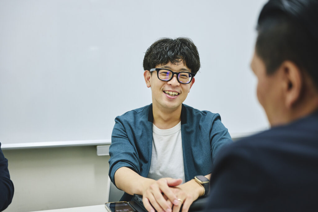 インタビューを受けるアイティクラウド小之原氏