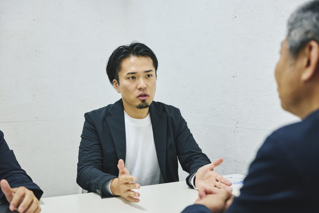 インタビューを受けるJYM橋本