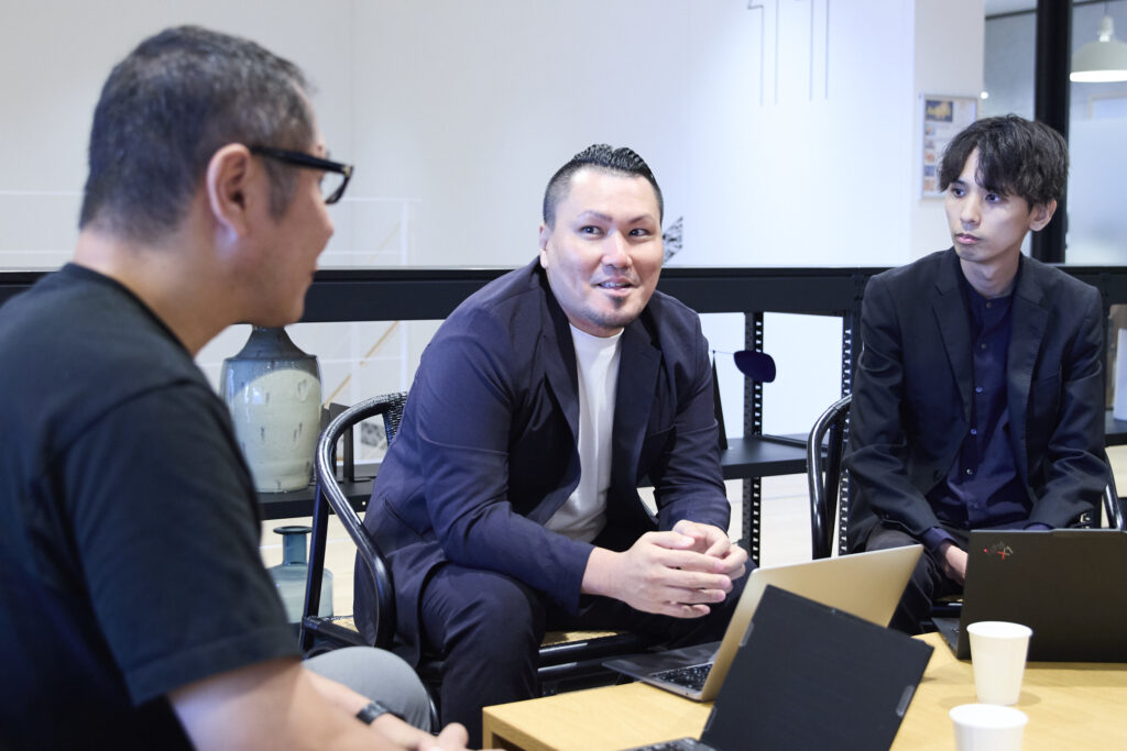 会話をするアイティクラウド野島氏、JYMジョニー、JYM公木