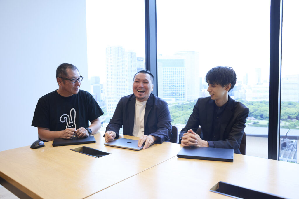 アイティクラウド野島氏、JYMジョニー、JYM公木の集合写真